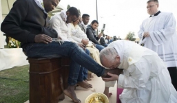 Video: Giáo hoàng rửa và hôn lên chân người tị nạn