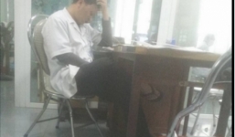 Nhân viên y tế 'bận' nghịch điện thoại khiến bệnh nhân đợi 4 tiếng