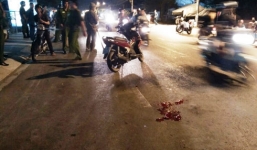 TP HCM: Nam thanh niên đang đi bộ bị nhóm người lạ mặt đâm gục