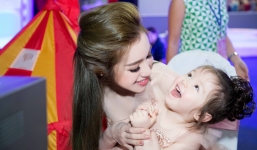 Cadie lần đầu dự sự kiện cùng mẹ Elly Trần
