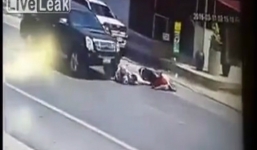 Thoát chết thần kỳ dưới bánh xe