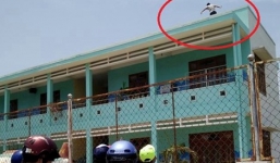 Thanh niên nghi ngáo đá leo lên sân thượng trường mầm non