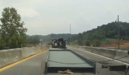 Xe siêu trường bất ngờ bị lật trên cao tốc
