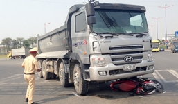 2 thiếu nữ bị cuốn vào gầm xe ben trên xa lộ Hà Nội