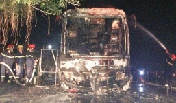 Xe khách giường nằm bỗng dưng bốc cháy trơ khung