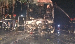 Xe khách bốc cháy dữ dội tại Hà Tĩnh