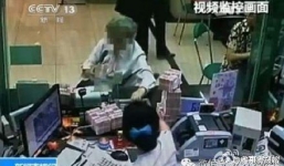 Cụ bà rút hết 700 tỷ trong tài khoản để 'chơi xỏ' nhân viên ngân hàng