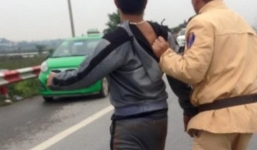 Hà Nội: Thanh niên dí dao vào người tài xế taxi để cướp