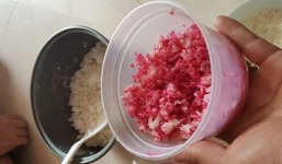 Hãi hùng cơm trắng để qua đêm biến thành màu đỏ