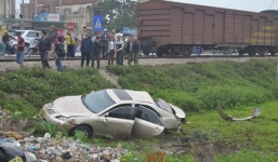 Tàu hỏa đâm ngang ô tô 4 chỗ, hất văng xuống ruộng