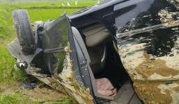 'Xế hộp' nằm phơi bụng dưới ruộng,  khiến 2 người thương vong