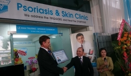 Điều trị bệnh vẩy nến, viêm da cơ địa bằng thảo dược với chuyên gia nước ngoài