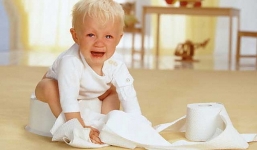 Trẻ sơ sinh bị táo bón mẹ phải làm sao 