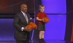 Video: Cậu bé 4 tuổi gây sốt cộng đồng bóng rổ tại Mỹ