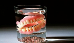 Cụ ông 95 tuổi suýt tử vong vì nuốt hàm răng giả