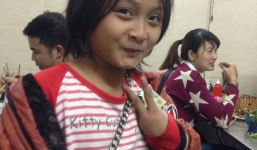 Vẻ dễ thương, hóm hỉnh của cô bé bán hàng rong làm nhiều người cảm mến