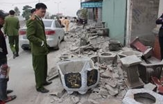 Xe tải tông 5 nhà dân, nhiều người hoảng loạn