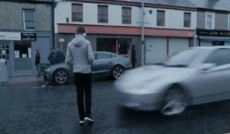 Hai giây mất tập trung khiến tài xế hất tung người qua đường