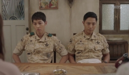 Hậu Duệ Mặt Trời tập 12: Song Joong Ki và Jin Goo nổi ghen khi hai cô nàng nói chuyện về người yêu cũ