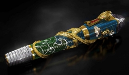 Chiếc bút mực rồng khảm ngọc đắt đỏ giá 22 tỷ