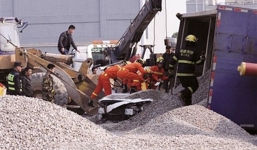 Cặp đôi Trung Quốc bị 50 tấn sỏi chôn sống