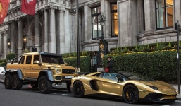 Dàn siêu xe dát vàng chục tỷ của đại gia Ả Rập dạo phố London