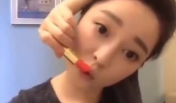 Trào lưu 'vòng tay qua đầu đánh son' của các hot girl gây sốt