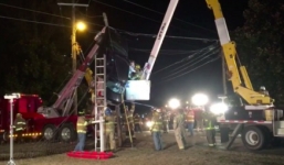 Màn giải cứu ô tô mắc trên dây điện