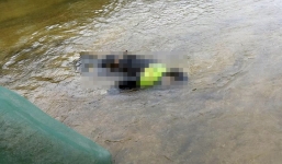 Thi thể người đàn ông bị trói chặt chân, tay nổi trên sông