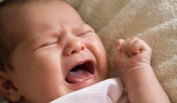 Trẻ sơ sinh bị nấc, nguyên nhân và mẹo chữa nấc