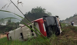 Xe khách giường nằm lật trên cao tốc Hà Nội- Lào Cai