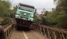 Yên Bái: Sập cầu dân sinh , xe tải treo lơ lửng trên cầu