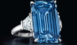 Cận cảnh viên kim cương xanh lớn nhất thế giới giá 990 tỷ