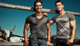 Cặp đồng tính nam yêu nhau 2 năm mới biết là song sinh thất lạc