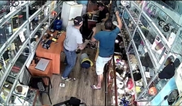 Video: Những vụ côn đồ ngang nhiên vào cửa hàng đâm chém người