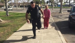 Video: Cảnh sát chơi nhảy lò cò với cô bé vô gia cư