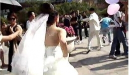 Cô dâu sững sờ vì bị bạn trai cũ của chú rể cướp chồng giữa đám cưới