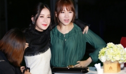 Chi Pu thân thiết cùng Hari Won khi dự sự kiện