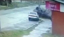 Xe ô tô lao vào cột đèn vỡ nát, 2 người đàn ông sống sót kỳ diệu