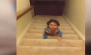 Cậu bé 2 tuổi trượt cầu thang như lính đặc công