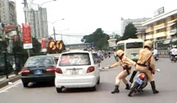 Video: Lái xe tải bỏ chạy giữa vòng vây CSGT như phim hành động