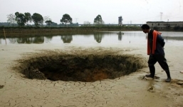 25 tấn cá bị 'hố tử thần' giữa ao nuốt trọn