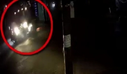 Video: Choáng váng cảnh xe máy chở 4 bất ngờ lao vào đầu xe tải