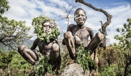 Vẻ đẹp kỳ lạ và hoang dã của tộc người Surma giữa đại ngàn