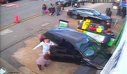 Video nam thanh niên hung hãn đánh phụ nữ vỡ xương mặt giữa phố