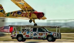 Video: Phi cơ hạ cánh trên mui ô tô cực ấn tượng