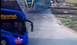 Tai nạn giao thông: Tàu hỏa đâm trực diện xe buýt 2 tầng, 3 người chết