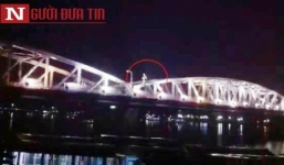 Sửng sốt nam thanh niên nghi ngáo đá 'làm xiếc' trên cầu Trường Tiền
