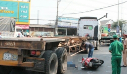 Xe container vượt đèn đỏ cán chết người, tài xế bị đánh bầm dập