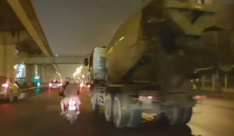 Chỉ 1 phút, trên cùng tuyến đường mà 2 xe máy suýt nằm gầm ô tô